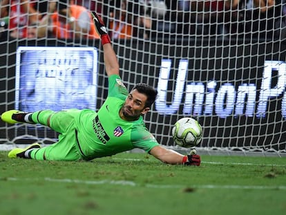 Antonio Adán, portero del Atlético de Madrid, detiene un penalti ante el Arsenal.