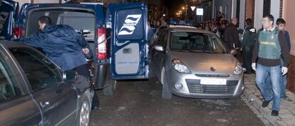 Los servicios funerarios se llevan el cadáver del bebé en Pilas.