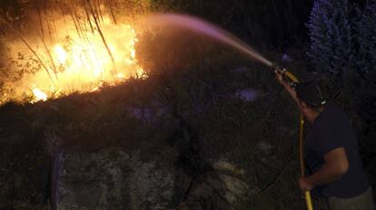 Un bombero trabaja en la extinción de un incendio la pasada semana.