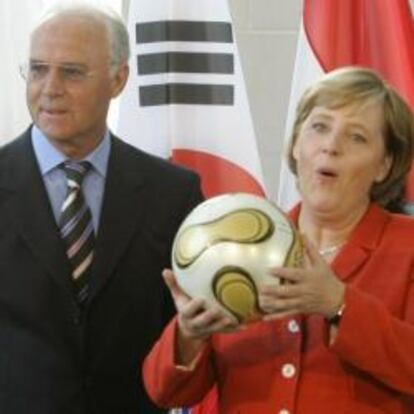 Angela Merkel junto al presidente del comité organizador de la Copa del Mundo de Fútbol de 2006, Franz Beckenbauer, en una imagen de archivo.