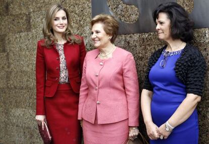 La reina Letizia acompañada por la esposa del presidente portugués, María Cavaco Silva (izquierda), y por la presidenta de la Federación de Enfermedades Raras de Portugal, Paula Brito e Costa.