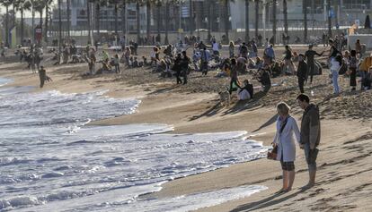 Desenes de persones aquest divendres a la platja de Sant Sebastià, a Barcelona.
