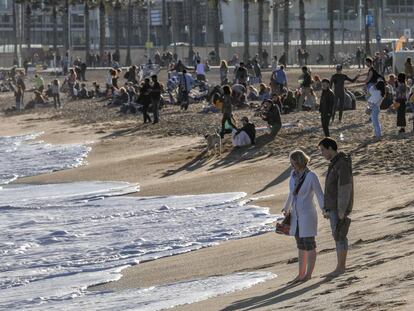 Desenes de persones aquest divendres a la platja de Sant Sebastià, a Barcelona.