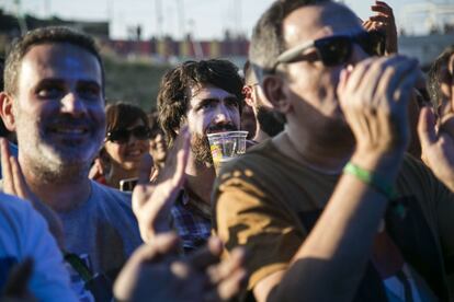 El jueves 28 de mayo el recinto del Fòrum ya había recibido a la mayoría de festivaleros de esta edición del Primavera Sound. El cartel empezaba a provocar discusiones entre los grupos: demasiados momentos que no querían perderse. Desde un espectacular y delirante Antony and the Johnsons que silenció a toda una explanada, pasando por unos The Black Keys con poco 'feeling', hasta unos exquisitos The Replacements.