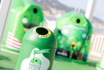 Ecovidrio, la entidad sin ánimo de lucro encargada de la gestión del reciclado de los residuos de envases de vidrio en España, ha lanzado una nueva edición del Movimiento Banderas Verdes. La iniciativa cuenta con la participación de 128 ayuntamientos y más de 14.000 establecimientos hosteleros, y su principal objetivo es galardonar el esfuerzo de la hostelería local y el activismo de los municipios costeros por la sostenibilidad durante el verano.
Los municipios participantes de hasta cinco comunidades autónomas (Baleares, Cataluña, Comunidad Valenciana, Murcia y Andalucía) lucharán por arrebatarle la Bandera Verde de la sostenibilidad a las últimas localidades distinguidas con este galardón: Almuñécar, Marbella, Pals, Tossa de Mar, Benidorm, Dénia, Palma, San Javier y Noja.