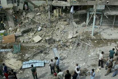 En la imagen, los escombros de un edificio destruido tras un atentado en Bagdad.