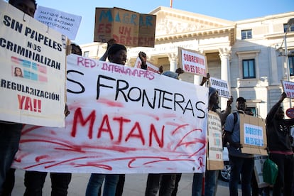 Varias personas se concentran frente al Congreso en defensa de una regularización extraordinaria de extranjeros, el pasado abril.