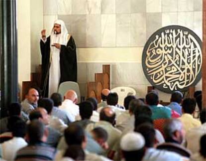 El imam Musurf dirige las oraciones por las víctimas del atentado en EE UU en la mezquita de Madrid.