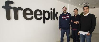 Los tres cofundadores de Freepik en las oficinas de la empresa en Málaga.