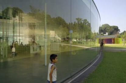 Visitantes en el museo de arte contemporáneo de Kanazawa, del estudio de arquitectura Sanaa.
