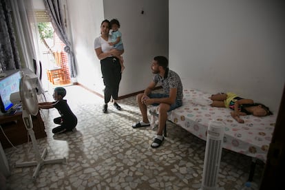 Laura y su familia en su domicilio de Usera.