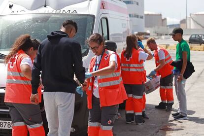 Un equipo de atención a inmigrantes atiende a dos de ellos en el puerto de Algeciras (Cádiz) el pasado día 9.