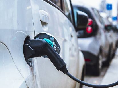 Las energéticas buscan alianzas para dar servicio al coche eléctrico