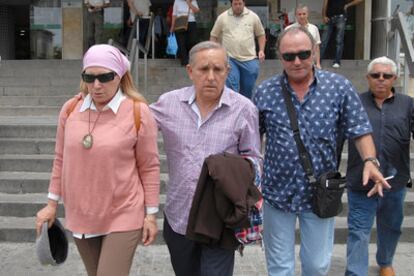 Los Mohedano, hermanos de Rocío Jurado, han pasado por el hospital para comprobar el estado de salud de José Ortega Cano tras su gravísimo accidente de tráfico. De izquierda a derecha, Gloria Mohedano y su marido, José Antonio Rodríguez, y Amador Mohedano.