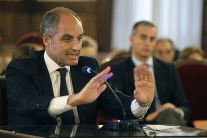 Francisco Camps, en un momento del juicio contra él por el cohecho impropio. Al fondo, Ricardo Costa.