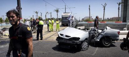 Estado en que quedó el coche que se saltó un semáforo y fue arrollado ayer por el tranvía en Valencia.