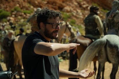 El director Dani de la Torre, en el rodaje de la tercera temporada de 'La unidad'.