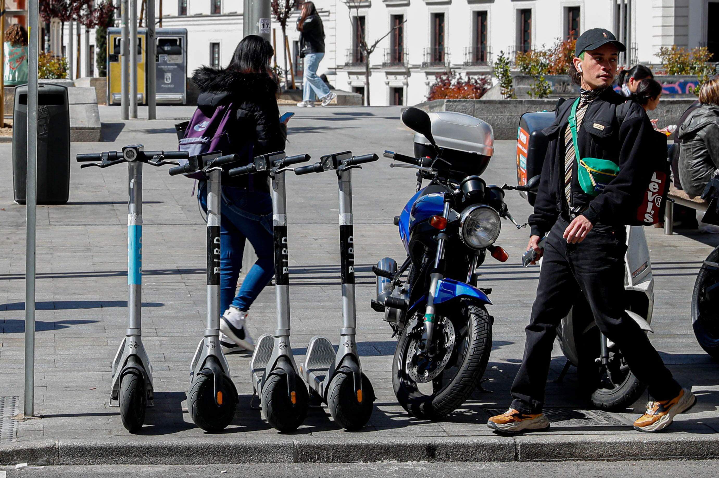 Patinetes de alquiler en el centro de Madrid, este miércoles. 