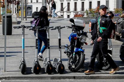 Patinetes de alquiler en el centro de Madrid, este miércoles.