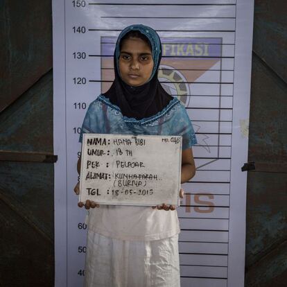 La minoría birmana rohingya, de religión musulmana, está compuesta por unos 1,3 millones de personas en Birmania y Bangladés. En la imagen, Hana Bibi, de 18 años, en la ronda de identificación en Indonesia.