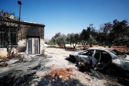 Restos de un incendio provocado en la localidad palestina de Turmusayya, cercana al asentamiento israelí de Eli, este miércoles.
