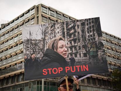 Un manifestante sostiene una pancarta que insta a parar al presidente ruso, Vladímir Putin, en alusión a la guerra de Ucrania, en Belgrado, el 28 de mayo.