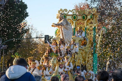Un rey mago lanza cientos de caramelos en la cabalgata de este año en Sevilla. 
