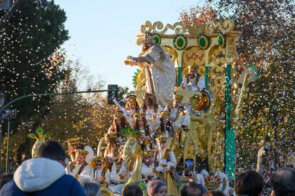 Un rey mago lanza cientos de caramelos en la cabalgata de este año en Sevilla. 
