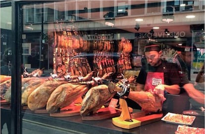 "En 2021, un jamón de bellota que hoy cuesta 500 euros costará 1.000, pero el aumento de precio va a ser progresivo", señala Enrique Tomás, con tiendas en varias partes de mundo.