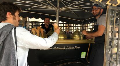 París. Crepes y helados de una cadena familiar que usa coches antiguos para vender en la calle, en los Campos Elíseos. 
