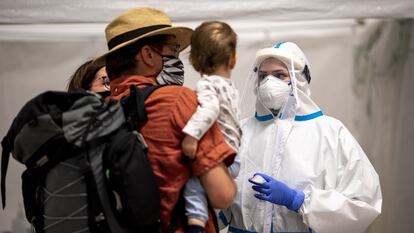 Turistas realizam exame para diagnosticar a covid-19 na estação central de Berlim.