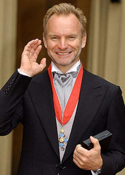 El cantante Sting, con la orden de comandante del Imperio Británico.