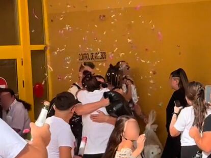 Captura de vídeo de una fiesta a las afueras de la cárcel de Albolote, de Granada, tras la puesta en libertad de presos.