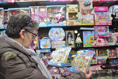 Rosa María García elige juguetes para sus nietos en una tienda de Ávila.