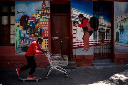 Un hombre pasea por el barrio Yungay.