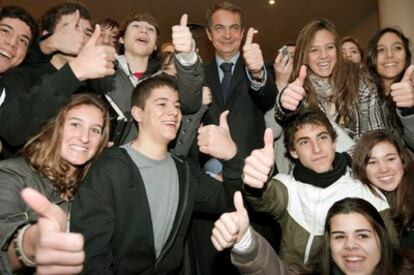 Zapatero, a la salida de la reunión con el grupo parlamentario socialista en el Senado posa con un grupo de estudiantes que visitaba la Cámara Alta.