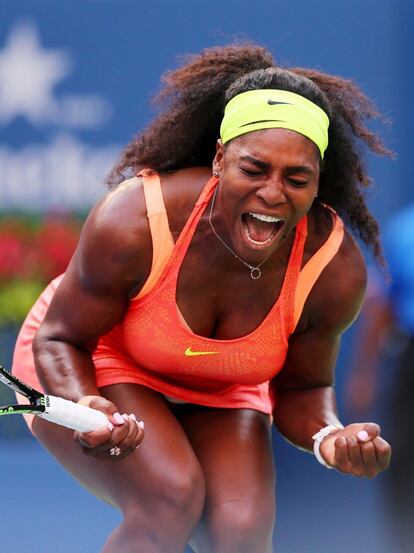 La número uno del tenis femenino, Serena Williams, celebra un punto contra Kiki Bertens.