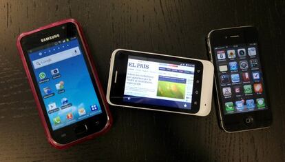 Tres modelos de tres marcas de smartphone.