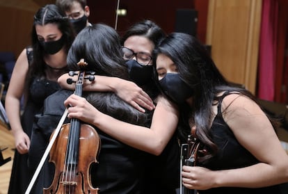 Los abrazos al concluir el último concierto, aún sobre el escenario.