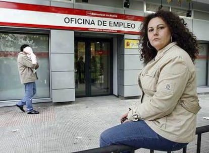 María Concepción del Morán, ante la oficina de empleo del barrio del Pilar.