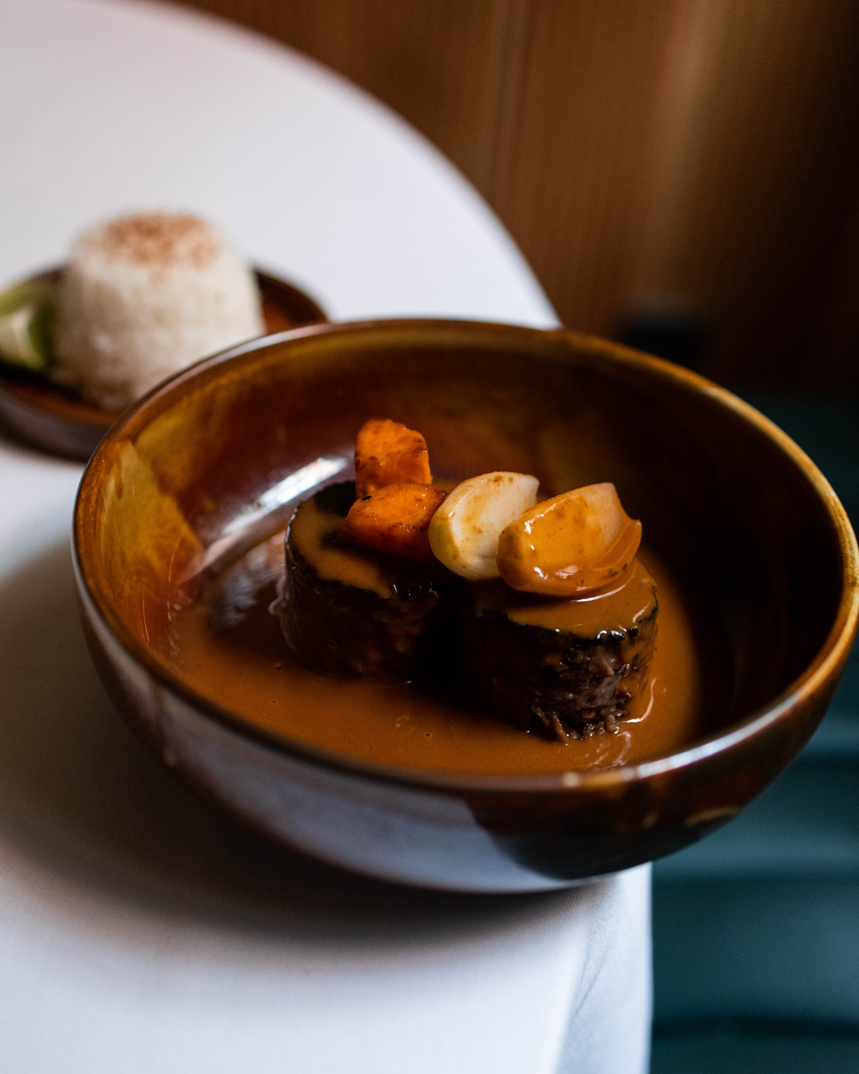 El plato de rabo de vaca al curry massaman que elabora Javier Aparicio desde que abrió La Raquetista.