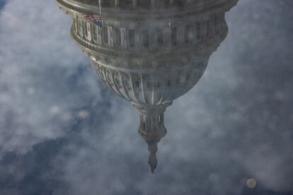 La cpula del Capitolio, sede del Congreso, reflejada en el agua este jueves en Washington.