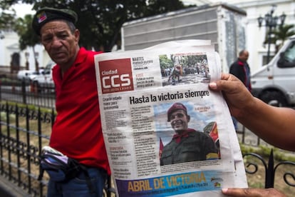 La portada de un diario hoy en los alrededores de la capilla ardiente instalada en la Asamblea Nacional de Caracas