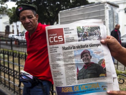 La portada de un diario hoy en los alrededores de la capilla ardiente instalada en la Asamblea Nacional de Caracas