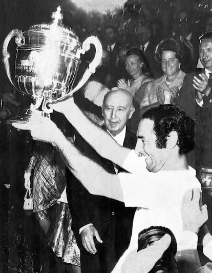 Paco Gento recoge feliz en 1970 la Copa que abría la puerta de la Recopa al Real Madrid.