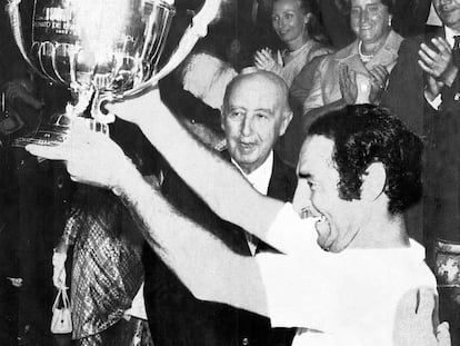 Paco Gento recoge feliz en 1970 la Copa que abría la puerta de la Recopa al Real Madrid.