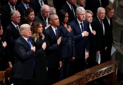 Donald y Melania Trump, Barack y Michelle Obama, Bill y Hillary Clinton, Jimmy y Rosalynn Carter, frente al féretro del 41 presidente de los EE UU, George H.W. Bush.