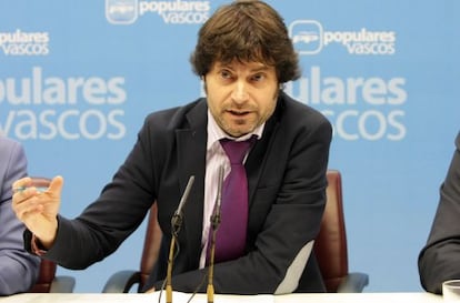 El secretario general del PP de Bizkaia, Javier Ruiz, durante la rueda de prensa que ha ofrecido este lunes.