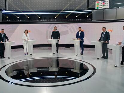 Desde la izquierda, Aina Vidal (Sumar), Patxi López (PSOE), Cuca Gamarra (PP), Iván Espinosa de los Monteros (Vox), Gabriel Rufián (ERC), Aitor Esteban (PNV) y Oskar Matute (EH Bildu), este jueves en el estudio de RTVE.