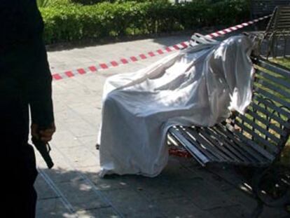 El cuerpo de Giuseppe Castoriana yace en un banco de Acicastello.